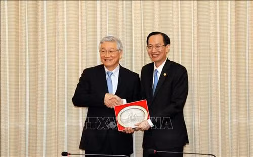 Ông Lê Thanh Liêm và ông Ken Kawai (trái) tại buổi tiếp. Ảnh: Xuân Khu-TTXVN