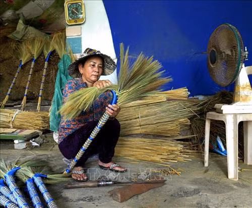 Nghề làm chổi đót ở xã Hành Thuận. Ảnh: Phước Ngọc-TTXVN