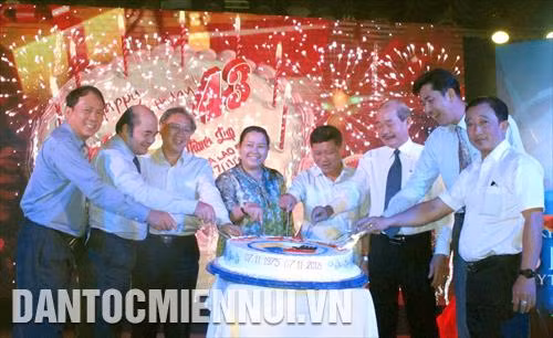 Các đại biểu cùng tham gia cắt bánh kem mừng 43 năm ngày thành lập Cung Văn hóa Lao động Thành phố Hồ Chí Minh
