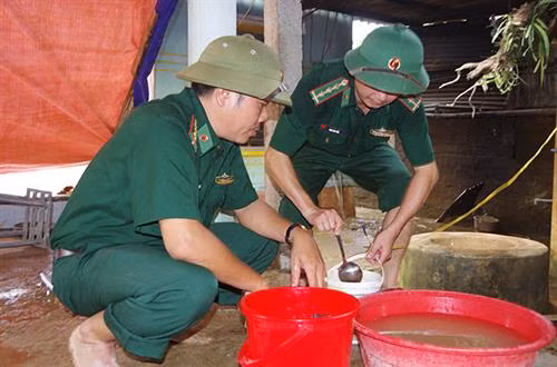 Quân y sỹ bộ đội biên phòng tỉnh Quảng Bình tỉnh xử lý nguồn nước bị ô nhiễm giúp dân. Ảnh : baoquangbinh.vn