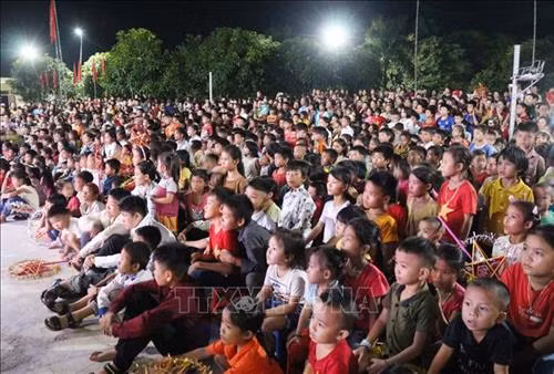 Gần 600 trẻ em vùng tái định cư thủy điện Bản Vẽ đón Trung thu sớm. Ảnh: Nguyễn Oanh-TTXVN