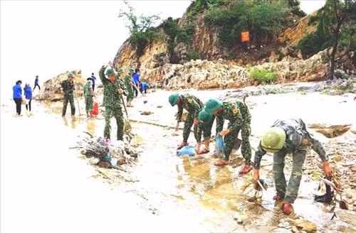 Trên 2 tấn rác thải, bao ni lon dọc bờ biển và khu vực du lịch biển Đá Nhảy, xã Thanh Trạch, huyện Bố Trạch đã được các lực lượng tình nguyện viên thu gom, xử lý. Ảnh: Võ Dung - TTXVN