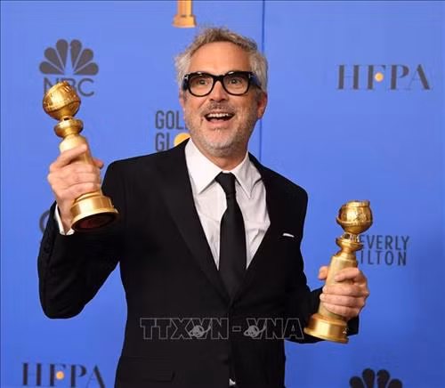 Nam diễn viên Michael Douglas (ảnh, phải) giành giải "Nam diễn viên chính xuất sắc - Phim truyền hình hài/ca vũ nhạc" với vai diễn trong phim "The Kominsky Method" tại Lễ trao giải Quả cầu Vàng ở Beverly Hills, California, Mỹ ngày 6/1/2019.