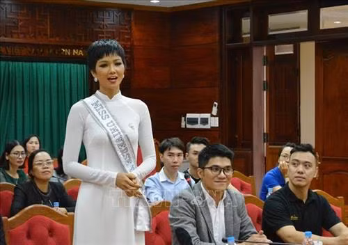 Top 5 cuộc thi Hoa hậu Hoàn vũ thế giới năm 2018 H’ Hen Niê phát biểu trong buổi gặp gỡ. Ảnh: Tuấn Anh - TTXVN