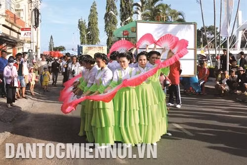 Lễ hội Nghinh Ông thu hút hàng nghìn người dân địa phương và du khách tham gia. Ảnh: Nguyễn Thanh Múa Rồng trong những ngày diễn ra lễ hội. Ảnh: Nguyễn Thanh Phần diễu hành của các Hội quán người Hoa. Ảnh: Nguyễn Thanh Biểu diễn văn nghệ trên các trục đường chính của thành phố Phan Thiết. Ảnh: Nguyễn Thanh