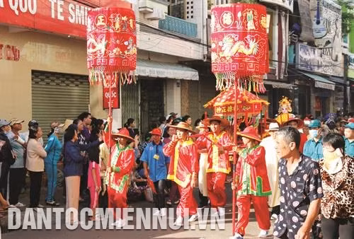 Lễ hội Nghinh Ông thu hút hàng nghìn người dân địa phương và du khách tham gia. Ảnh: Nguyễn Thanh Múa Rồng trong những ngày diễn ra lễ hội. Ảnh: Nguyễn Thanh Phần diễu hành của các Hội quán người Hoa. Ảnh: Nguyễn Thanh Biểu diễn văn nghệ trên các trục đường chính của thành phố Phan Thiết. Ảnh: Nguyễn Thanh