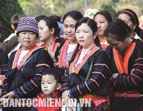 Những đôi bàn tay với kỹ thuật thêu điêu luyện thể hiện sự khéo léo của phụ nữ Mông. Ảnh: Xuân Tư Đồng bào dân tộc Mông, nhất là ngành Mông hoa ở xã Sa Lông, huyện Mường Chà trong ngày tỉnh Điện Biên tổ chức Lễ công nhận nghệ thuật tạo hoa văn trên trang phục truyền thống của người Mông là di sản văn hóa phi vật thể quốc gia. Ảnh: Xuân Tư