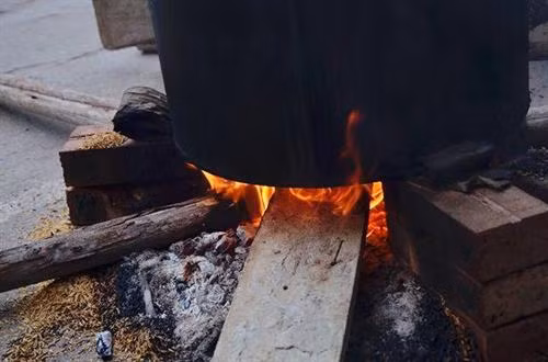 Dùng củi to để đun bánh chưng vốn là hình ảnh quen thuộc với người Việt.