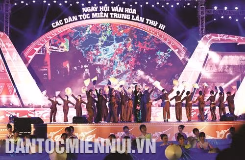 Ngày hội có sự tham gia của gần 2.000 nghệ nhân, nghệ sĩ, diễn viên, vận động viên đại diện cho 20 dân tộc thuộc 13 tỉnh miền Trung. Ảnh: Lưu An Nhiên Tiết mục nghệ thuật trong đêm khai mạc Ngày hội văn hóa các dân tộc miền Trung lần thứ 3. Ảnh: Lưu An Nhiên