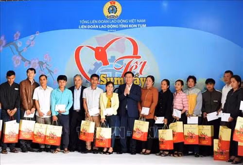 Phó Thủ tướng Vương Đình Huệ trao quà tết cho người lao động tỉnh Kon Tum. Ảnh: Cao Nguyên - TTXVN