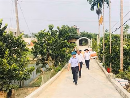 Thăm hộ gia đình thực hiện mô hình “Nhà sạch - Vườn mẫu” tại thôn Kim Sơn, xã Hà Đông, huyện Hà Trung, Thanh Hóa. Ảnh: hatrung.thanhhoa.gov.vn