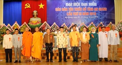 Đoàn đại biểu chính thức của tỉnh An Giang đi dự Đại hội đại biểu toàn quốc các dân tộc thiểu số Việt Nam lần thứ 2 năm 2020 ra mắt Đại hội. Ảnh: Công Mạo-TTXVN