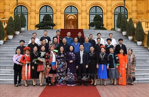 Phó Chủ tịch nước Đặng Thị Ngọc Thịnh với các đại biểu. Ảnh: Văn Điệp –TTXVN