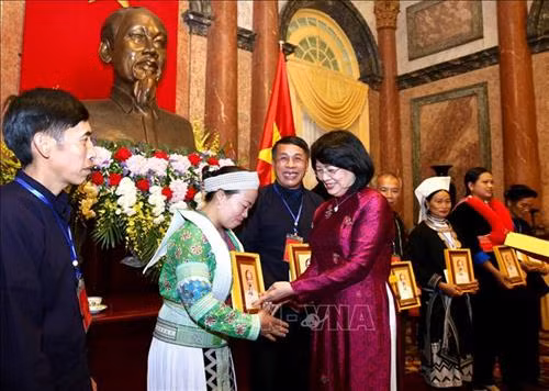 Phó Chủ tịch nước Đặng Thị Ngọc Thịnh tặng ảnh Chân dung Chủ tịch Hồ Chí Minh cho các đại biểu dân tộc thiểu số. Ảnh: Dương Giang -TTXVN