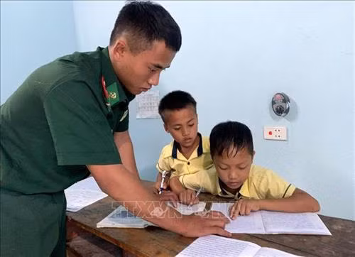 Em Vàng Lò Hừ ở bản Xà Hồ, Ky Hừ Đư ở bản Pa Ủ, xã Pa Ủ, huyện Mường Tè (Lai Châu) học sinh lớp 4, mồ côi cả cha và mẹ được Bộ độ Biên phòng nhận về nuôi ăn học. Ảnh: Việt Hoàng – TTXVN