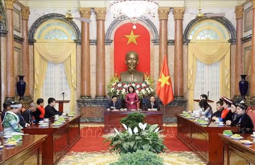 Phó Chủ tịch nước Đặng Thị Ngọc Thịnh nói chuyện với các đại biểu dân tộc thiểu số tiêu biểu tỉnh Cao Bằng. Ảnh: Dương Giang – TTXVN