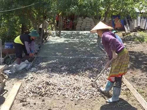 Nhiều bản vùng đồng bào dân tộc Mông trên địa bàn huyện Mộc Châu, tỉnh Sơn La đã có đường bê tông. Ảnh: Nguyễn Cường - TTXVN.