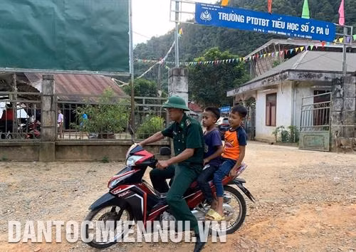 Chiến sĩ Biên phòng ngày 2 lần đưa và đón 2 em Hừ và Đư tới trường, đón về tổ công tác. Ảnh: Việt Hoàng