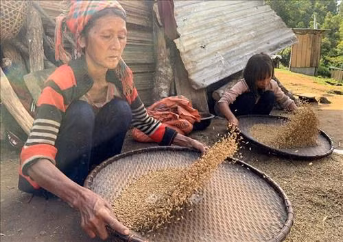 Bà con La Hủ bản Hà Si đã có cái ăn, cái mặc, không còn cảnh đói rét trên rừng sâu như trước nữa. Ảnh: Việt Hoàng – TTXVN