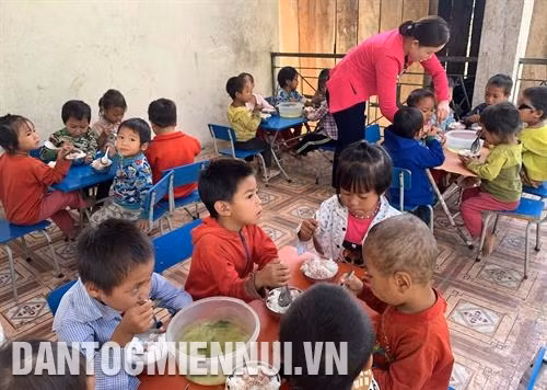 Về ở tập trung, ổn định đời sống, con em người La Hủ được tới trường học chữ- Ảnh: Việt Hoàng