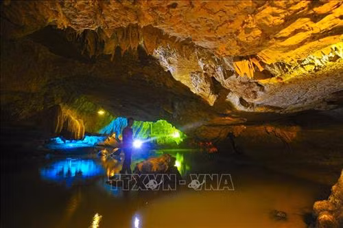 Động Thiên Hà được ví như "dải ngân hà trong lòng núi". Ảnh: Minh Đức - TTXVN Du khách tham quan động Thiên Hà. Ảnh: Minh Đức - TTXVN Các nhũ đá ở Thiên Hà được thiên nhiên kiến tạo từ hàng triệu năm trước với hình thù kỳ thú. Ảnh: Minh Đức - TTXVN Vòm hang trong động Thiên Hà. Ảnh: Minh Đức - TTXVN Vẻ đẹp hoang sơ kỳ vĩ của động Thiên Hà. Ảnh: Minh Đức - TTXVN