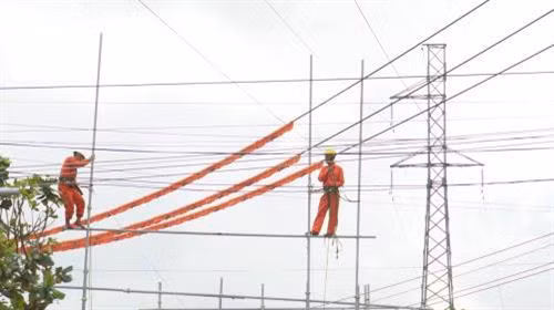Nâng tải đường dây 110 kV Đăk Hà - Đăk Tô. Ảnh : Cao Nguyên-TTXVN
