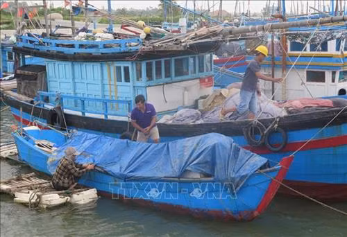 Ngư dân Phú Yên kiểm tra gia cố lại các thiết bị, ngư cụ trên tàu thuyền trước khi bão vào. Ảnh: Phạm Cường-TTXVN