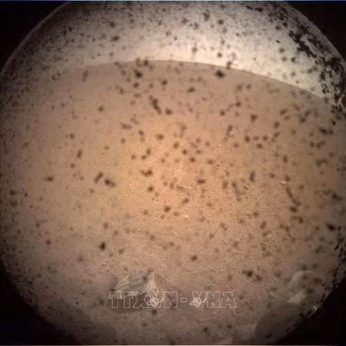 Hình ảnh đầu tiên được gửi về từ thiết bị đổ bộ InSight của NASA sau khi đáp xuống bề mặt Sao Hỏa. Ảnh: AFP/TTXVN