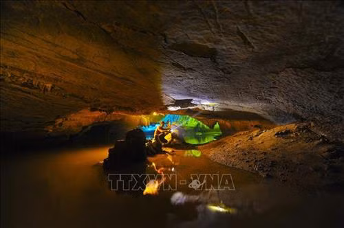 Động Thiên Hà được ví như "dải ngân hà trong lòng núi". Ảnh: Minh Đức - TTXVN Du khách tham quan động Thiên Hà. Ảnh: Minh Đức - TTXVN Các nhũ đá ở Thiên Hà được thiên nhiên kiến tạo từ hàng triệu năm trước với hình thù kỳ thú. Ảnh: Minh Đức - TTXVN Vòm hang trong động Thiên Hà. Ảnh: Minh Đức - TTXVN Vẻ đẹp hoang sơ kỳ vĩ của động Thiên Hà. Ảnh: Minh Đức - TTXVN