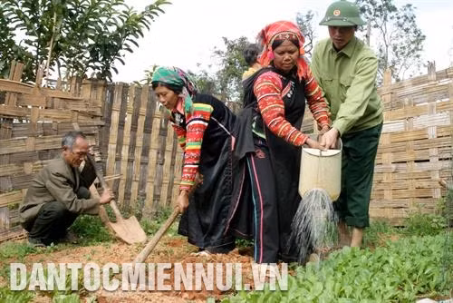 Để bà con dân tộc hiểu và làm theo, Bộ đội Biên phòng phải tận tình “cầm tay chỉ việc”. Ảnh: Việt Hoàng