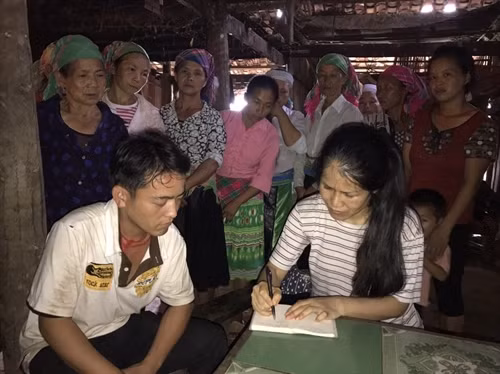 Phóng viên Báo Cao Bằng đến nhà anh Lý Văn Dẩư, xóm Lũng Khỉnh, xã Đa Thông (Thông Nông) hỏi thăm, chia buồn và nắm thông tin.
