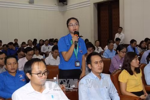 Công chức trẻ Sở Văn hoá Thể dục Thể thao Thành phố Hồ Chí Minh Lê Thị Tâm phát biểu tại buổi giao lưu, đối thoại. Ảnh: Thanh Vũ-TTXVN