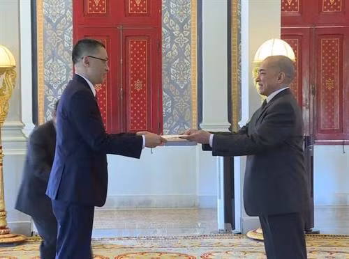Tân Đại sứ Đặc mệnh Toàn quyền Vũ Quang Minh đã đến trình Quốc thư lên Quốc vương Campuchia Norodom Sihamoni. Ảnh: Minh Hưng - phóng viên TTXVN thường trú tại Phnompenh, Campuchia