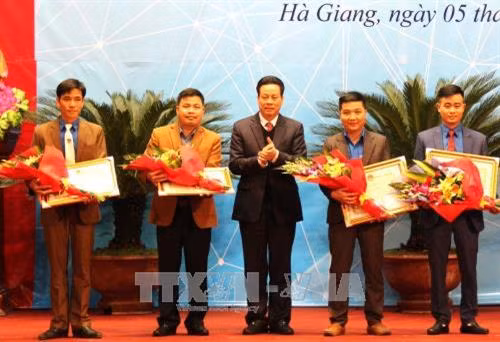 Chủ tịch UBND tỉnh Hà Giang Nguyễn Văn Sơn tặng Bằng khen cho các tập thể, cá nhân có thành tích xuất sắc trong chương trình khởi nghiệp năm 2017. Ảnh: Minh Tâm-TTXVN