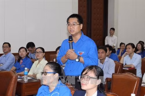 Cán bộ đoàn thanh niên Quận 2 Trần Quốc Minh phát biểu tại buổi giao lưu, đối thoại. Ảnh: Thanh Vũ-TTXVN