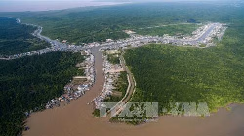 Vườn Quốc gia Mũi Cà Mau là điểm cuối cùng của lãnh thổ Việt Nam, nơi du khách có thể ngắm nhìn mặt trời mọc ở biển Đông và lặn ở phía biển Tây. Ảnh: Trọng Đạt – TTXVN