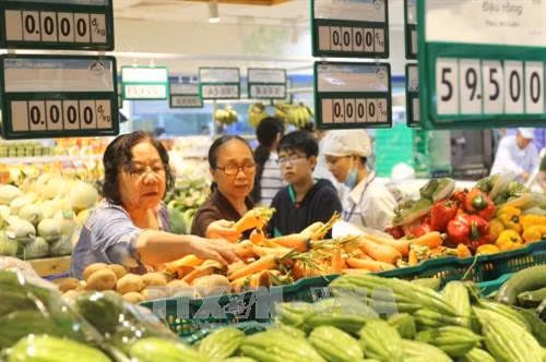 Người tiêu dùng mua sắm tại Co.opmart Chu Văn An. Ảnh: Thanh Vũ-TTXVN