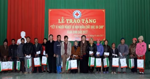 Phó Chủ tịch Quốc hội Tòng Thị Phóng tặng quà cho các hộ nghèo, xã Đồng Vương, huyện Yên Thế, tỉnh Bắc Giang. Ảnh: Phương Hoa - TTXVN