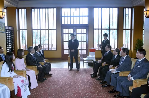 Trong chương trình thăm chính thức Việt Nam, sáng 17/1/2017, Thủ tướng Nhật Bản Shinzo Abe gặp gỡ, nói chuyện với Giám đốc và một số cán bộ, sinh viên của trường Đại học Việt - Nhật. Ảnh: Phạm Kiên - TTXVN