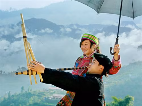 Khèn gắn bó khăng khít trong cuộc sống của người dân tộc Mông.