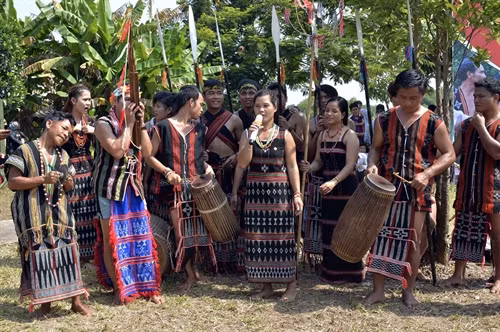 Hát Lý-một làn điệu dân ca nổi tiếng của dân tộc Cơ- tu thường được biểu diễn trong các ngày lễ hội của dân làng