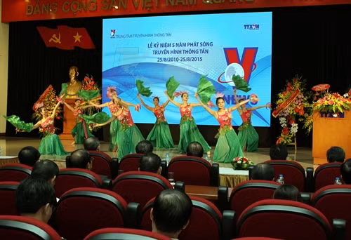 Chương trình văn nghệ chào mừng lễ kỷ niệm. Ảnh: Nguyễn Dân – TTXVN
