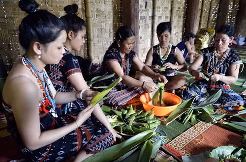 Các cô gái Cơ- tu làm bánh sừng trâu chuẩn bị cho ngày hội.