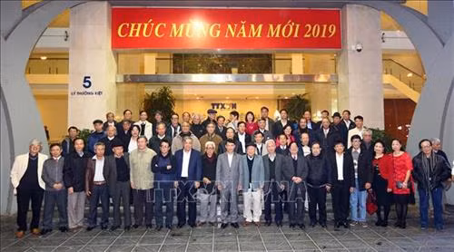 Tổng Giám đốc Thông tấn xã Việt Nam Nguyễn Đức Lợi và các đại biểu chụp ảnh lưu niệm. Ảnh: Danh Lam - TTXVN