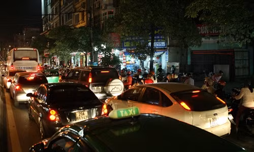 Cảnh ùn tắc trên phố Lê Thanh Nghị lúc 19 giờ ngày 7/9/2015. Ảnh: Huy Hùng – TTXVN