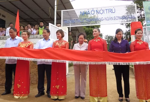 Phó Chủ tịch nước Nguyễn Thị Doan cắt băng khánh thành nhà ở nội trú trường THCS Thuần Mang. Ảnh: Nguyễn Trình – TTXVN