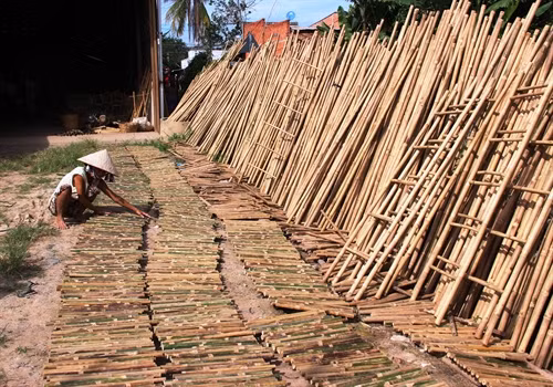 Nghề sản xuất bàn, ghế, thang tre tại Hợp tác xã ấp Long Kim, xã Long Thành nam, huyện Hòa Thành.