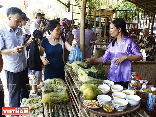 Chợ quê cầu ngói Thanh Toàn ảnh 9
