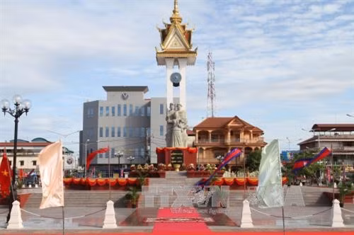 Tượng đài hữu nghị Việt Nam-Campuchia tại tỉnh Kompong Chhnang. Ảnh: Trần Chí Hùng và Danh Chanh Đa - CQTT TTXVN tại Campuchia