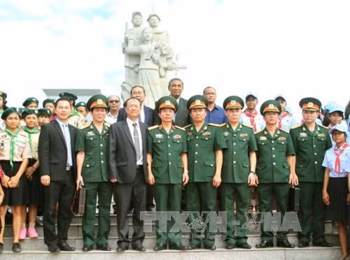 Các đại biểu chụp ảnh lưu niệm. Ảnh: Trần Chí Hùng và Danh Chanh Đa - CQTT TTXVN tại Campuchia